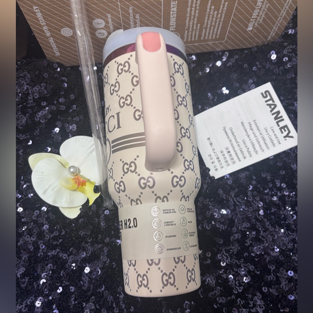 đStanley Quencher H2.0 Tumbler with Cream and iridescent gg logo Designđ - Picture 5 of 6